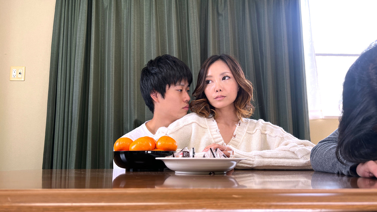コタツの中でこっそり悪戯!!父親の再婚相手の義母との母子相姦!?寝取られ美熟女に暴発生中出し!!