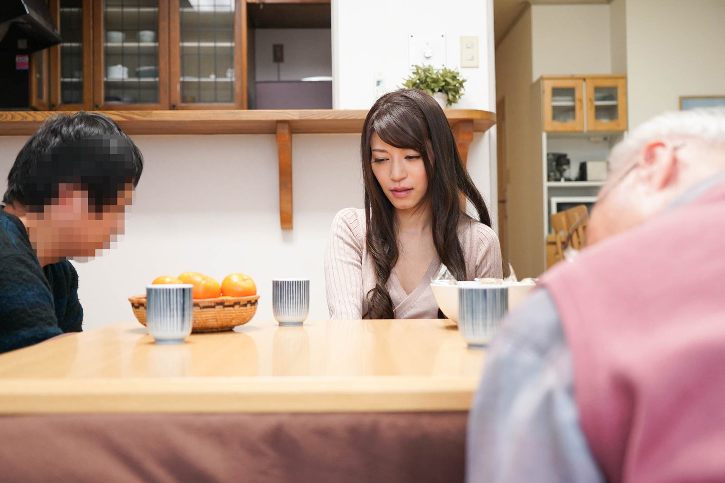 コタツの中で近親○姦 義母に襲いかかる息子!夫の横での異常事態に激濡れで中出しされてしまった若妻12名