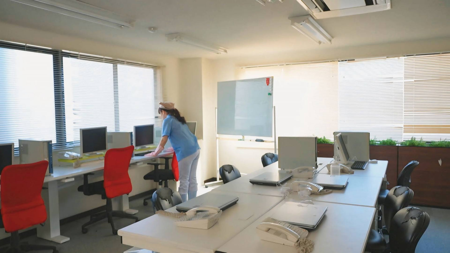 業務中にオナニーをしてしまうイケナイ熟女清掃員たち 清掃員4名