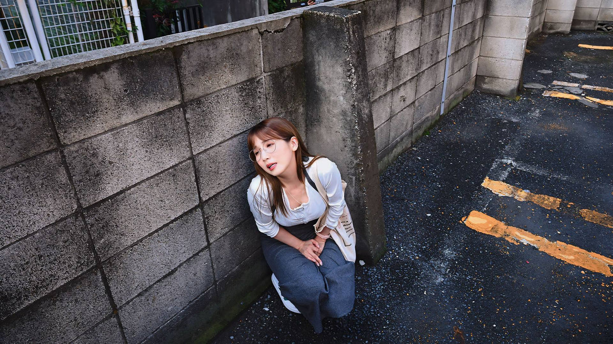 子育てがひと段落するのを待ち、満を侍して浮気を始めたSEX依存症の人妻 マキシワンピで年下の相手を駅まで迎えに行っては、自宅で不貞中出しSEX。池袋在住みなみさん 43歳